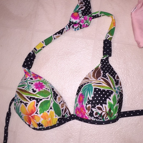 6 Bikini Tops - Picture 5 of 7